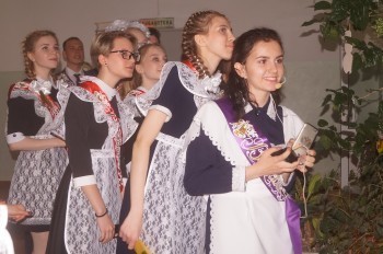 «Навстречу новым свершениям»: в школах Саткинского района проходят последние звонки 