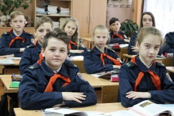 «Про костры и красное знамя»: педагоги школы Саткинского района рассказали учащимся о пионерии 