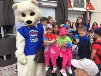 В Сатке в День защиты детей бесплатно раздавали мороженое 