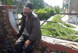 «Я устал от такой жизни»: мужчина, живущий на улице в Бакале, просит о помощи 