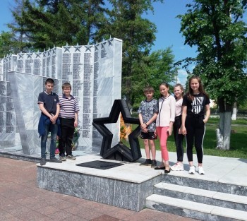 Юные воспитанники реабилитационного центра Саткинского района посетили Аллею Героев и Сквер Славы 