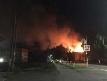 «Выбежали на улицу в чём были!»: в Сатке горел жилой трёхэтажный дом 
