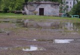 «Стадион превратился в болото»: бакальцы просят представителей власти благоустроить территорию  
