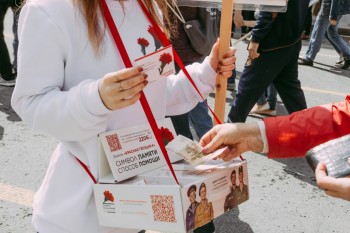 «Купил значок, чтобы помочь ветеранам: жители Саткинского района приняли участие в акции «Красная гвоздика»