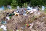 «Здесь кучи мусора!»: бакальцы просят властей обратить внимание на несанкционированные свалки на кладбище 