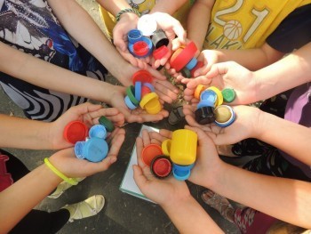 «Два добрых дела сразу»: как жители Саткинского района могут помочь ребёнку с помощью пластиковых крышек  