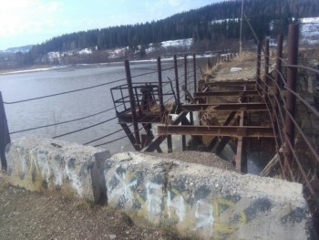 «Небезопасная «достопримечательность»: вопрос с ремонтом моста на пруду в Бакале по-прежнему открыт 