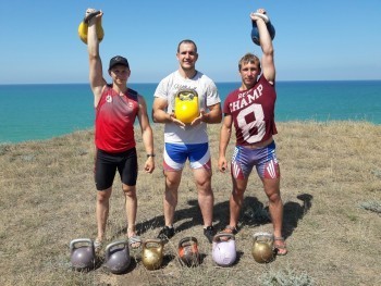  «600 подъёмов за полчаса»: гиревик из Сатки принял участие в тренировочных сборах в Крыму 