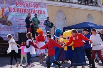 «Играли, пели, танцевали»: в Бакале состоялся фестиваль «Русская кARTошечка» 