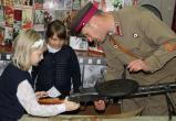 «Прикоснулись к истории»: учащиеся саткинской школы № 11 побывали на выставке «Оружие Победы»