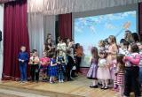 Саткинские театральные коллективы «Солнцеград» и «Маска» поздравили мам с прошедшим праздником 