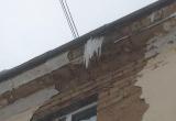 «Упадет – больно будет!»: жители Сатки жалуются на ледяные наросты, свисающие с кровель жилых домов 