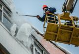 «Есть угроза? Сообщайте!»: в Саткинском районе идёт работа по уборке с крыш домов снега и льда 