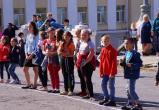 «С праздником!»: Саткинский район отмечает День знаний танцами, песнями и весёлыми играми 