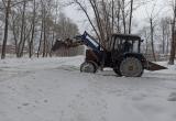 Работы по очистке дороги от снега на улице Кирова в Бакале сегодня, 8 января 