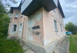 «А когда ремонт?»: жители одного из домов Сатки пожаловались на разрушающийся фасад 