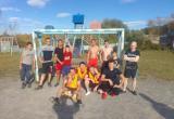 Полицейские Саткинского района встретились на футбольном поле со школьниками