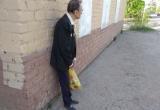  «Лавочек нет – сесть некуда»: в Межевом пожилым людям приходится ждать автобус стоя 