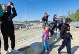 Сегодня на мосту в Бакале, где идут строительные работы, были замечены дети 