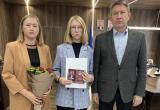 «Вечная память герою»: орден Мужества передали супруге и дочери погибшего в зоне СВО жителя Челябинской области 