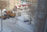 «Достучались!»: из дворов многоквартирных домов Сатки вывозят огромные кучи снега
