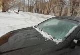 В Сатке снег рухнул прямо на автомобиль
