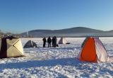 Спасатели Сатки вышли на лёд и рассказали рыбакам о технике безопасности 