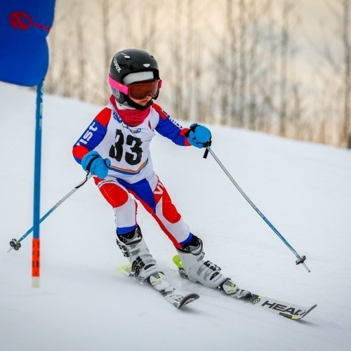 Шестилетняя спортсменка покоряет горнолыжные трассы 