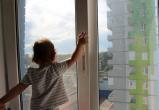 «Осторожно: окна!»: жителей Саткинского района просят обеспечить малышам безопасность 
