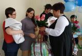 В Сатке продолжается вручение подарочных наборов новорождённым 