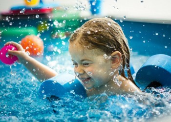 Как обезопасить детей при купании в бассейне и водоёмах 