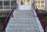 «Поручение выполнено»: в саткинской школе № 40 произведён ремонт крыльца 