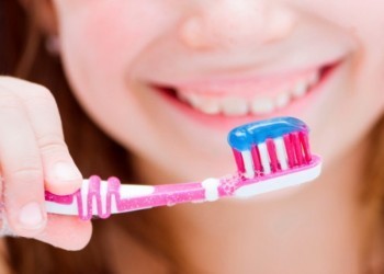 Советы по уходу за полостью рта ребёнка: когда и как нужно начинать чистить зубы 