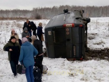 «Пострадали люди»: перевернулся автобус с пассажирами, ехавший из Челябинска в Сатку 