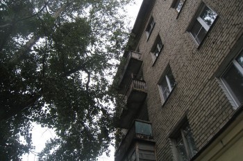 Жительница Бакала рассказала челябинским журналистам о том, что её выбросили с балкона четвёртого этажа соседи  
