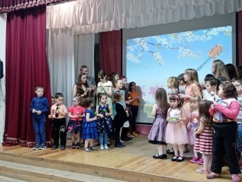 Саткинские театральные коллективы «Солнцеград» и «Маска» поздравили мам с прошедшим праздником 