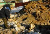 «Вооружившись кайлом»: в Бакале 80-летний мужчина закапывает яму, образовавшуюся после ремонтных работ 