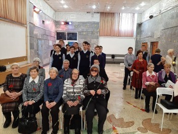 Саткинская молодежь поздравила ветеранов с Днем героев Отечества
