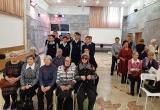 Саткинская молодежь поздравила ветеранов с Днем героев Отечества