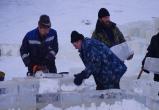 «Пилят лёд, украшают ёлку»: в Бакале идёт строительство ледового городка 