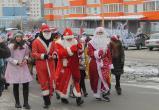По главным улицам Сатки прошло карнавальное шествие сказочных персонажей 