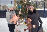 Бакальские волонтёры украсили ёлку, установленную в новом парке 
