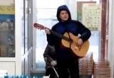 «Концерт около кассы»: в одном из бакальских магазинов мужчина исполнил песни под гитару 