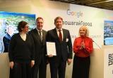 «Успешно прошагали город»:  представители Google вручили диплом главе Саткинского района 