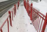 «Тротуар очистят»: жители улицы Больничной  в Сатке жалуются на снег и лёд на мосту 