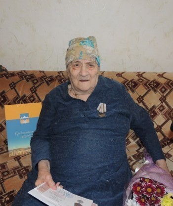 «Низкий поклон!»: жительница Бакала, отметившая 95-летий юбилей, получила медаль и поздравление от Президента 