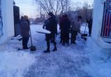 Бакальские школьники чистят от снега Аллею Героев накануне Дня памяти воинов-интернационалистов 