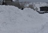 «Из-за снега уже дороги не видно!»: жители посёлка Иркускан жалуются на плохо почищенные улицы 