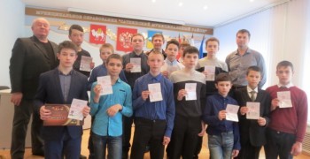 «Будьте достойными гражданами!»: в Сатке состоялось торжественное вручение паспортов 