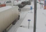 «Рядом с Симом – большая пробка»: снегопад продолжает доставлять неудобства жителям Челябинской области 